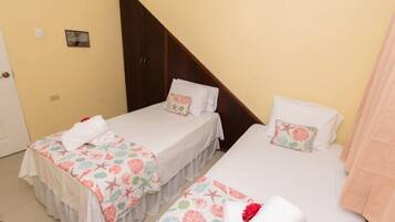 2 bedrooms, desk, WiFi