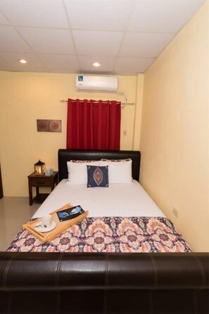 2 bedrooms, desk, WiFi
