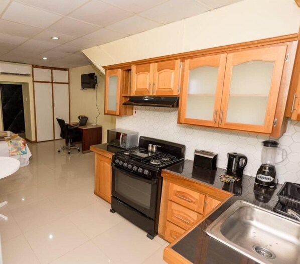 House | Desk - Stacys Place St James Studio Apartment (Port of Spain)
