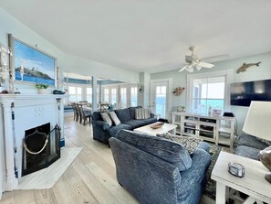 Televisión, chimenea, reproductor de DVD y estéreo 