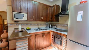 Coffee/tea maker, fridge, microwave, oven