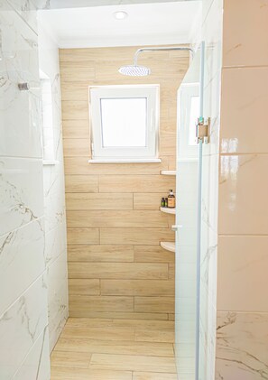Badewanne, Haartrockner, Handtücher, Seife