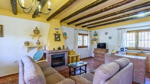 TV, fireplace - Cortijo Molino Benizalte Órgiva by Ruralidays (Granada)