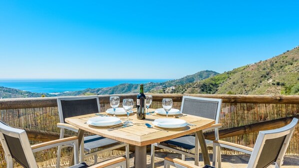 Outdoor dining - Finca Ventorrillo Cómpeta by Ruralidays (Málaga)