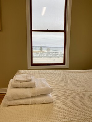 4 bedrooms, iron/ironing board, free WiFi, bed sheets