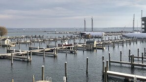 Una marina con varios muelles y barcos.