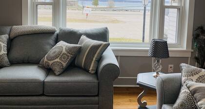 Harbour View Farmhouse—Gorgeous marina views close to downtown! Fully remodeled!