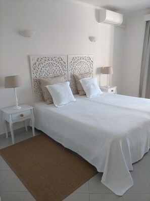 1 quarto, cofres nos quartos, ferros/tábuas de passar roupa