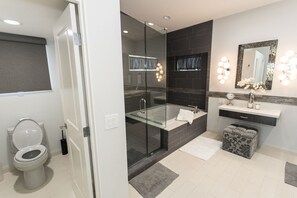 Hair dryer, towels, soap, shampoo - FONDA RETREAT VRBO 3 (Palm Desert)
