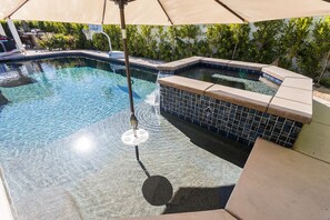 Piscina a l'aire lliure i piscina climatitzada