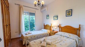 4 slaapkamers, een strijkplank/strijkijzer, reisbedje, wifi