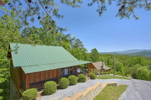 Exterior - Summer Sale! VIEWS Hot Tub Private (Sevierville)