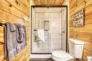 Badewanne, Haartrockner, Handtücher, Toilettenpapier