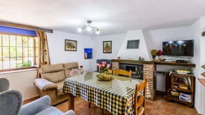 Fernseher, Kamin, Tischtennisplatte