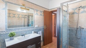 Douche, sèche-cheveux