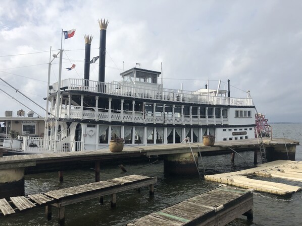 Marina - Fish,Drink,Eat,Party right of your private balcony!
Ski and boat rental at marin (Willis)