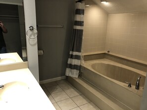 Combined shower/tub, jetted tub, hair dryer, towels - Fish,Drink,Eat,Party right of your private balcony!<br>Ski and boat rental at marin (Willis)
