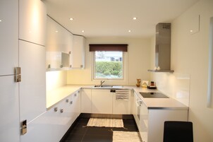 Apartment, 3 Bedrooms | Private kitchen | Full-size fridge, microwave, oven, stovetop