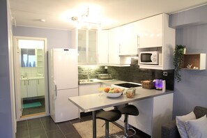 Refrigerador con freezer, microondas, horno, placa de cocina