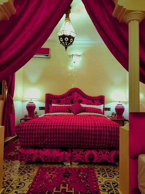 In-room safe, laptop workspace, blackout drapes, iron/ironing board - Riad Konouz (Marrakech)