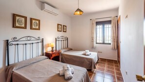 4 habitaciones, tabla de planchar con plancha, cuna de viaje y wifi 