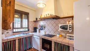 Réfrigérateur, four à micro-ondes, un four, surface de cuisson