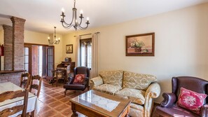 Téléviseur, foyer, lecteur de DVD, table de ping-pong