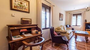 Televisión, chimenea, reproductor de DVD y tenis de mesa 