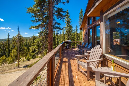 🕹️Arcade🧌Gnomes♨️Hot Tub👑King Bed🏔️2 Decks🔭Base Camp Mountain Chalet