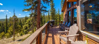 🕹️Arcade🧌Gnomes♨️Hot Tub👑King Bed🏔️2 Decks🔭Base Camp Mountain Chalet