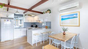 冷蔵庫、電子レンジ、オーブン、コンロ