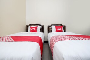 Standard Twin Room | Desk, free WiFi, bed sheets - OYO 1815 Gatsu Residence (Semarang)