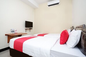 Standard Twin Room | Desk, free WiFi, bed sheets - OYO 1815 Gatsu Residence (Semarang)