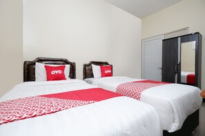 Habitación estándar con 2 camas individuales | Escritorio, wifi gratis y ropa de cama