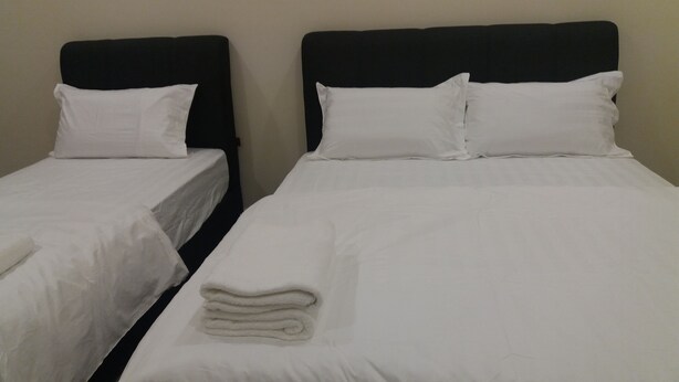 Triple Room, Berbilang Katil, Accessible, Non Smoking | Peralatan tempat tidur premium, meja, kalis bunyi 