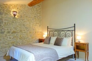 9 slaapkamers, een strijkplank/strijkijzer, reisbedje, gratis wifi