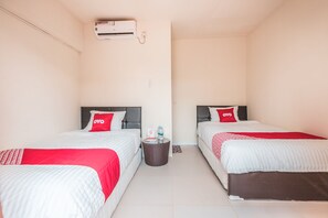 Desk, free WiFi, bed sheets - OYO 1742 Safa Alya (Bekasi)