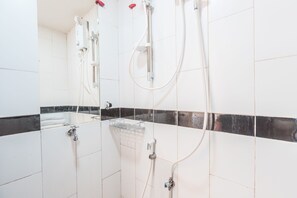 Standard Twin Room | Bathroom | Shower, rainfall showerhead, towels - OYO 1742 Safa Alya (Bekasi)