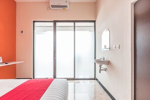 Standard Double Room | Desk, free WiFi, bed sheets - OYO 1742 Safa Alya (Bekasi)