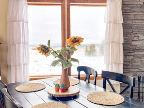 Dining - Just Renovated! Cozy Cabin backed by Aspens, Pet Friendly / Family Friendly - Aspen Acres (Fairplay)