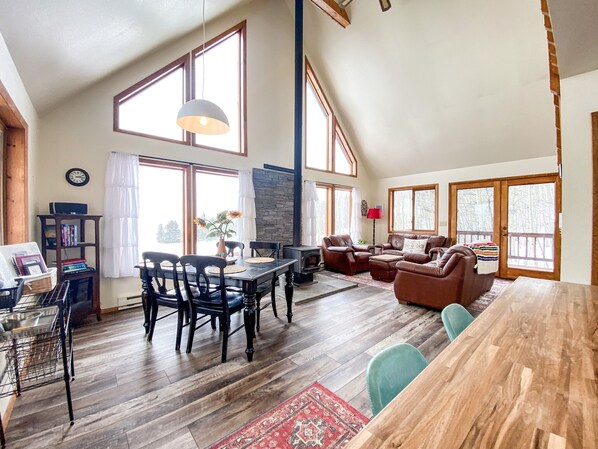 Interior - Just Renovated! Cozy Cabin backed by Aspens, Pet Friendly / Family Friendly - Aspen Acres (Fairplay)