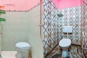 Economy Double Room | Bathroom | Shower, towels