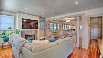 TV, fireplace