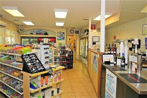 Gift shop - This amazing 6 Bedroom property with a lake view is spacious and newly furnished (Kissimmee)