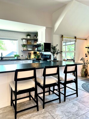 冰箱、微波炉、烤箱、炉灶