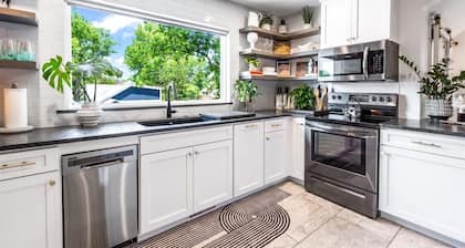 DOWNTOWN STUDIO C, TOP 10 VACATION RENTAL, Bikers Paradise!