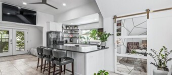 DOWNTOWN STUDIO C, TOP 10 VACATION RENTAL, Bikers Paradise!