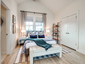 Desk, iron/ironing board, WiFi, bed sheets