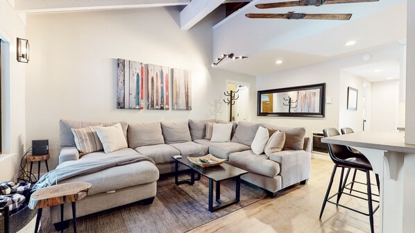 Téléviseur connecté, foyer, table de ping-pong, imprimante