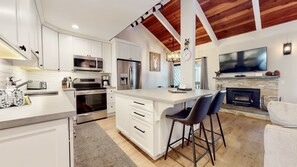 Fridge, microwave, oven, stovetop - Deluxe remodeled 2 Bedrooms, Loft, 3 Bathrooms Condo close to Eagle (Mammoth Lakes)